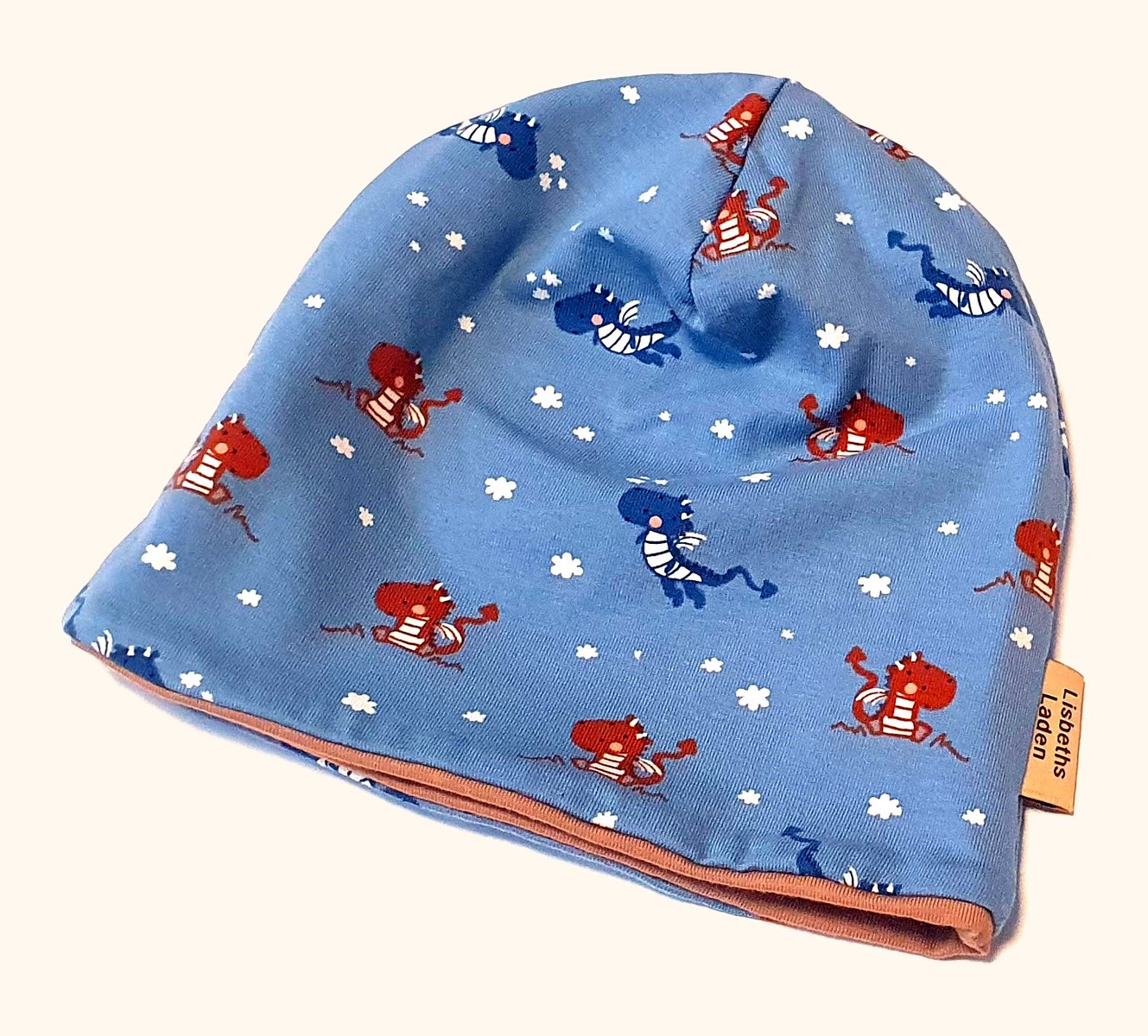 Blaue Mütze mit Drachenmotiv