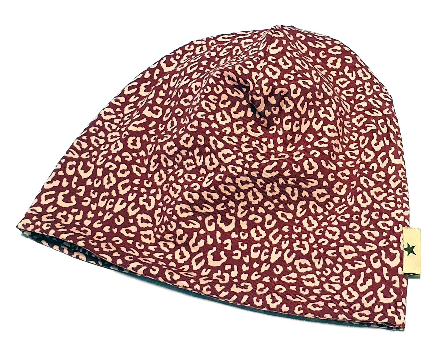 Rote Mütze mit Leomuster