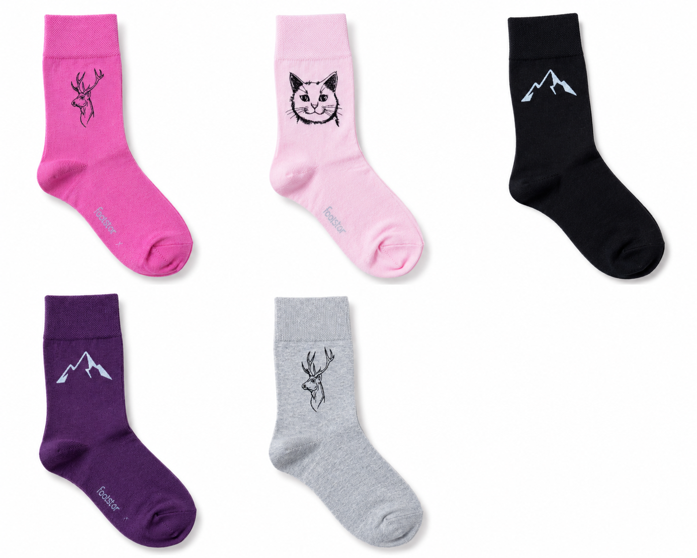 Socken mit Katzen-, Berg- und Hirschmotiven auf weißem Hintergrund